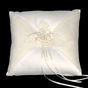 travesseiro do anel de casamento em cetim branco com flor elegante
