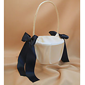 Cesta de flor blanca chica con una cinta de color azul oscuro