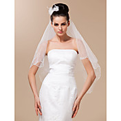 una capa de longitud hermosa punta de los dedos boda velo
