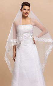 Une chapelle de mariage voile de calque avec dentelle Applique bord