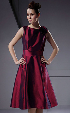 A-line Bateau Knee-length Taffeta Bridesmaid/Wedding Party Dress