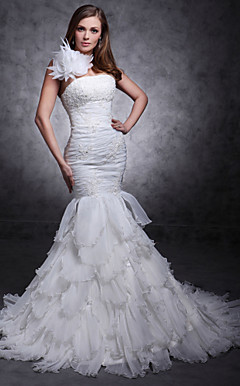 Trumpet/ Mermaid One Shouler Court Train Organza Tiered Wedding Dress
