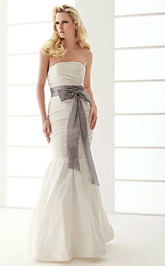 Attractive Trumpet/Mermaid Strapless Floor-length Taffeta Wedding Dress