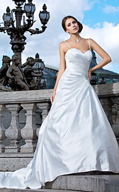 una línea de novia vestido de novia de satén sin tirantes