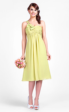 uma linha e um no ombro na altura do joelho vestido de dama de chiffon