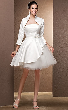Baljurk strapless knielange satijn en tule trouwjurk met een wrap