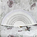 blanc gravé du ventilateur à la main en bambou