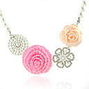 di finte perle e rosa collana di fiori